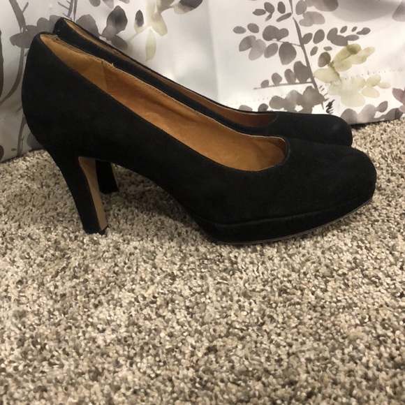 Clarks Artisan Style Suede Black Heels Size 6.5 EUC - Picture 2 of 4